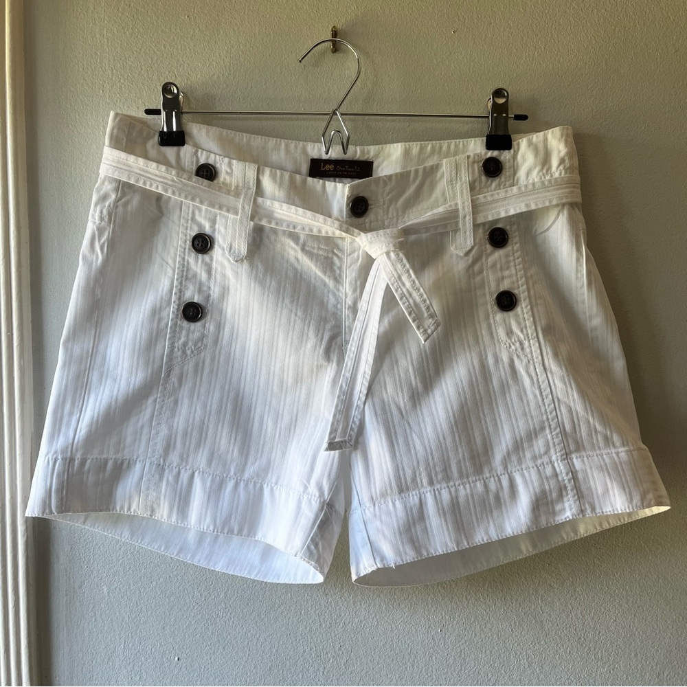 Lee•Women's White Cotton Belted Shorts•Sz 8